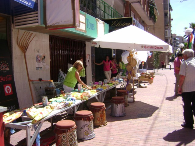 Tradicional mercadillo en la Hoguera Carolinas Altas