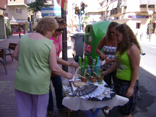 Tradicional mercadillo en la Hoguera Carolinas Altas
