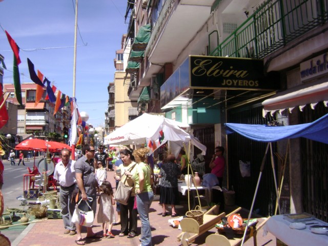 Tradicional mercadillo en la Hoguera Carolinas Altas