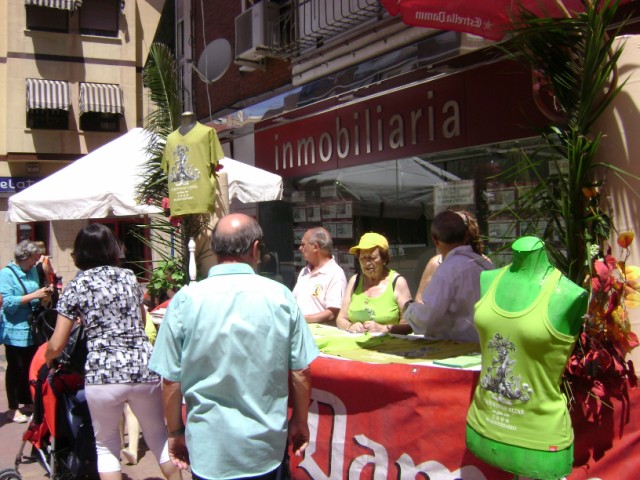 Tradicional mercadillo en la Hoguera Carolinas Altas