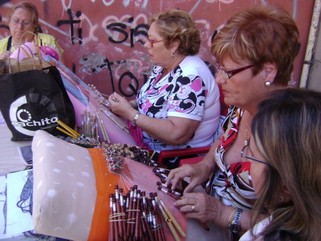 Tradicional mercadillo en la Hoguera Carolinas Altas