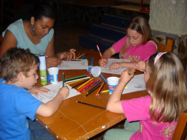 Taller de manualidades y dibujo de la Hoguera Carolinas Altas