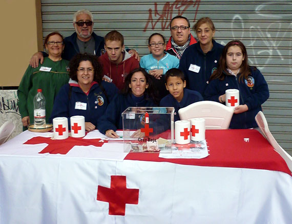 Mesa petitoria de la Cruz Roja en la Falla San Isidro