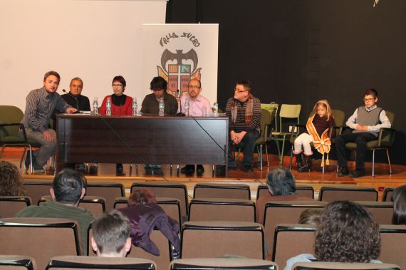 La Falla Sucro presenta el libro sobre Sueca con el que obsequiará a sus falleros de honor