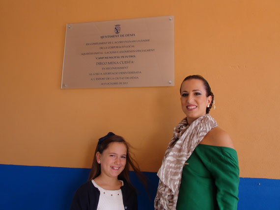Las Falleras Mayores de Dénia, presentes en el descubrimiento de la placa en honor a Diego Mena en el campo de fútbol del CD Dénia