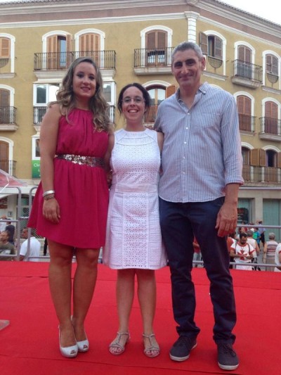 Carla y Jaume con Celia en el pregón de moros y cristianos 400x533
